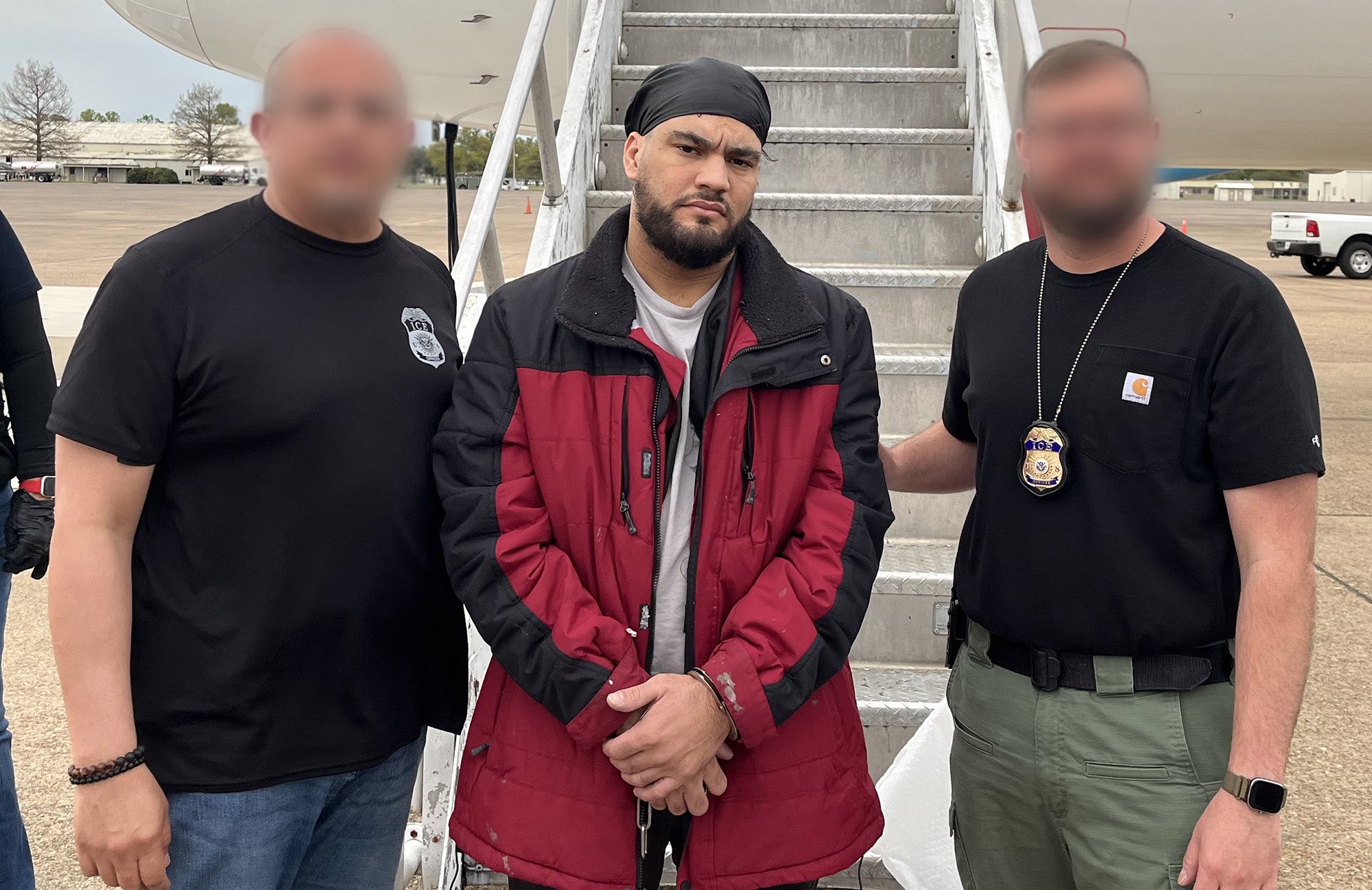 ICE deporta a fugitivo brasileño condenado por robo a mano armada