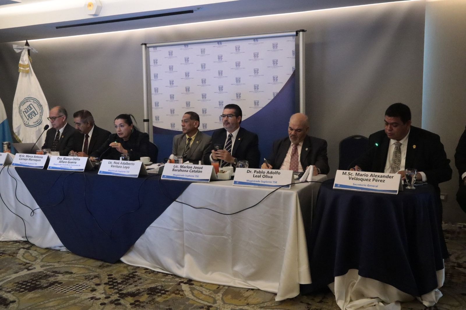 Magistrados del TSE se reúnen con partidos políticos para abordar agenda electoral rumbo a 2027