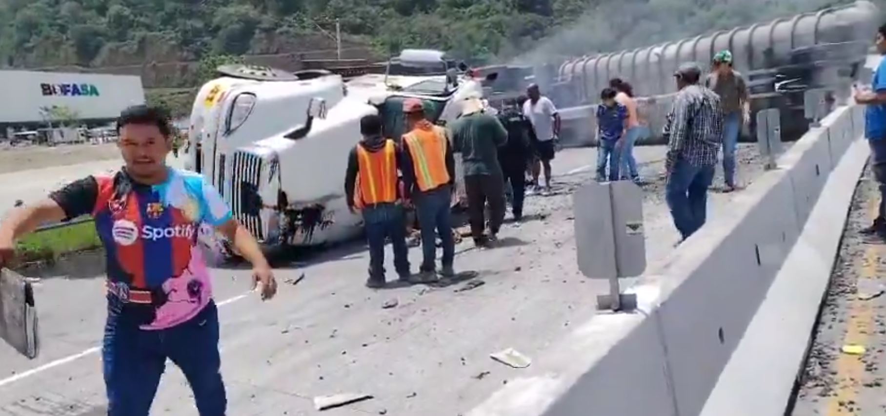Vehículo pesado vuelca en autopista VAS, tramo Villa Canales – Carretera a El Salvador