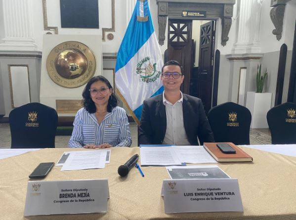 Estudiantes universitarios expulsan a diputados de instalaciones académicas