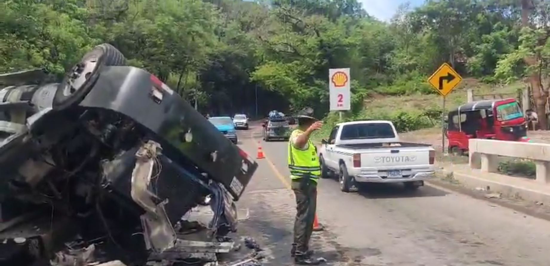 Cabezal sufre salida de pista en el km 105 de la ruta a El Salvador; obstruye paso hacia Oriente.