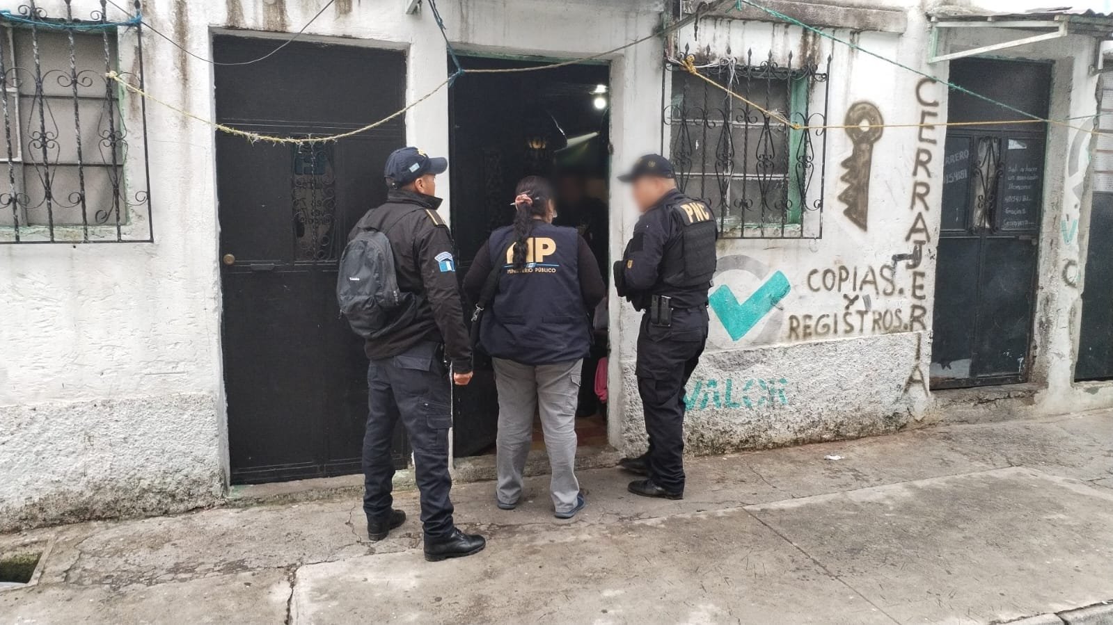 Allanamientos en Mixco por investigación de femicidio