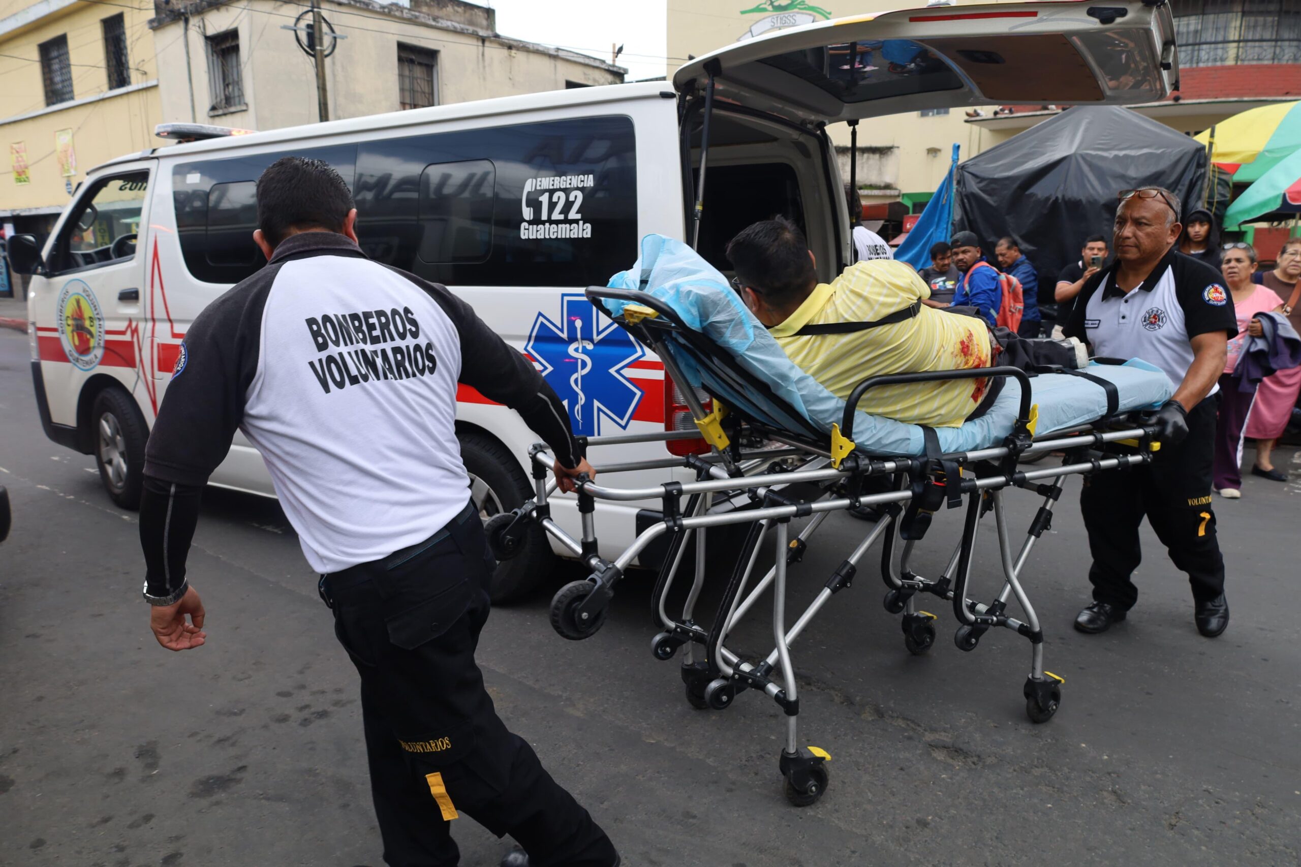 Pareja herida por arma de fuego es trasladada al Hospital San Juan de Dios