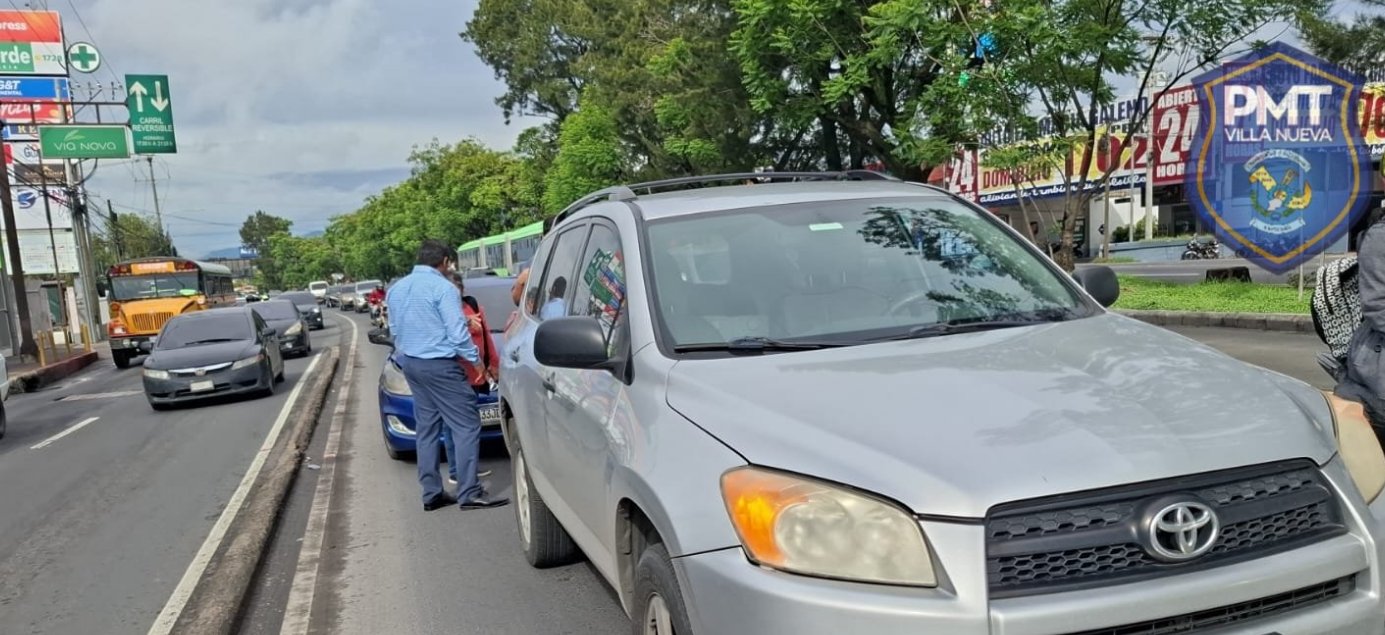 Colisión complica tránsito en la calzada Raúl Aguilar Batres