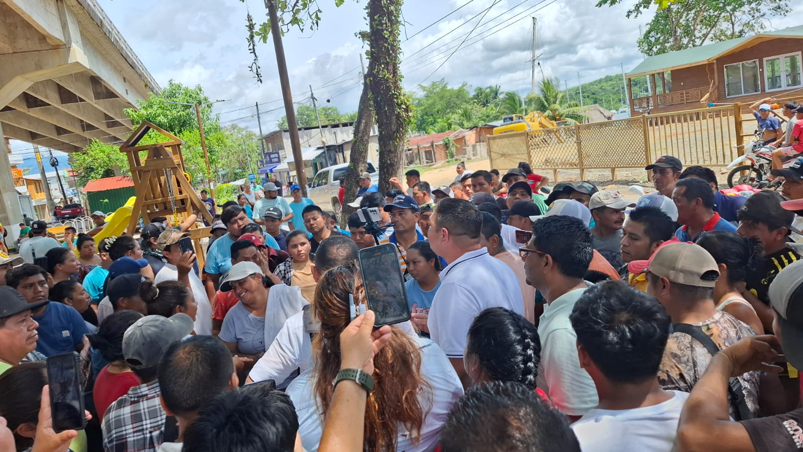 Tensión crece en San Antonio Sejá por conflicto minero: comercios cierran y bloqueo se extiende