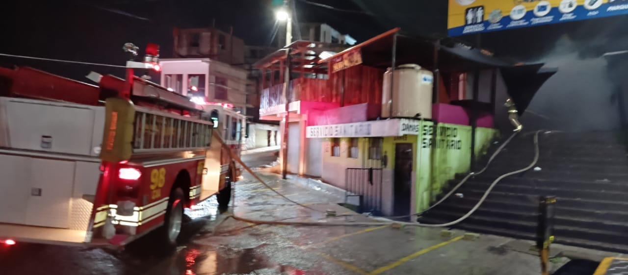 Incendio en mercado de Aldea Los Encuentros deja pérdidas materiales