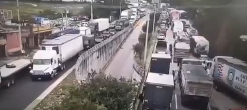 Tráiler varado en el km 10 de la ruta al Atlántico afecta tránsito hacia oriente
