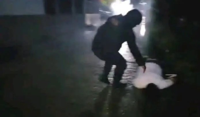 Violenta represión en Río Dulce deja herido al hijo de periodista comunitario