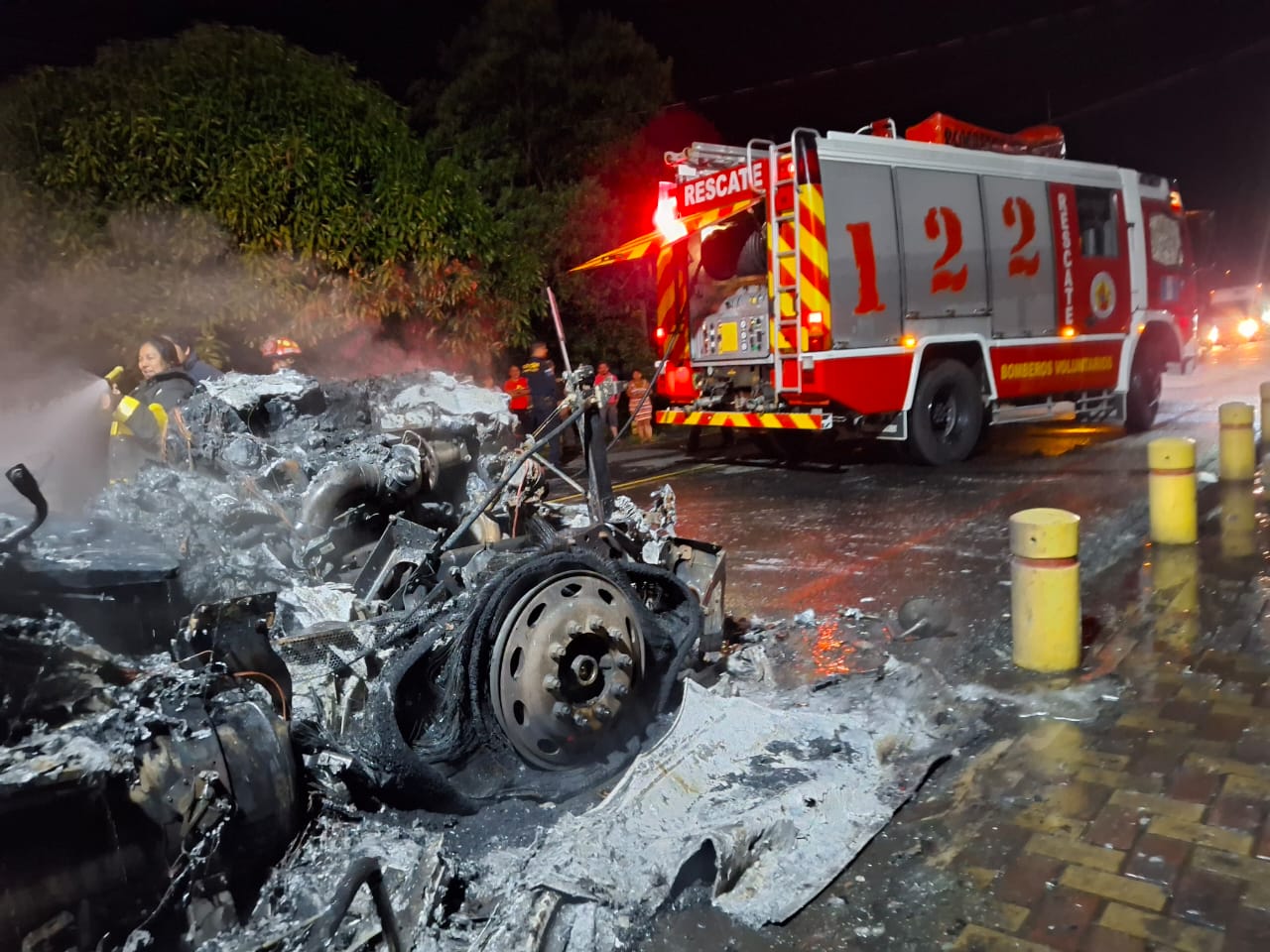 Tráiler se incendia en el km 90 de la ruta a La Democracia, Escuintla
