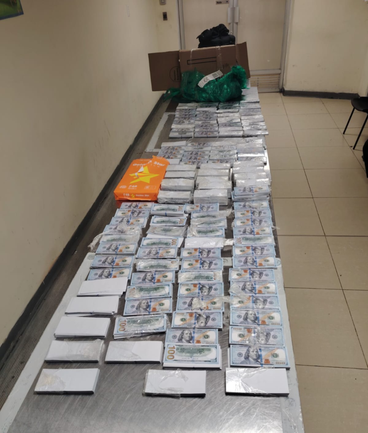 Decomisan dinero en efectivo y billetes falsos a ciudadana colombiana en el Aeropuerto La Aurora