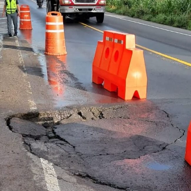 Precaución por socavamiento en el km 174 de la ruta CA-2, sector Bacajia