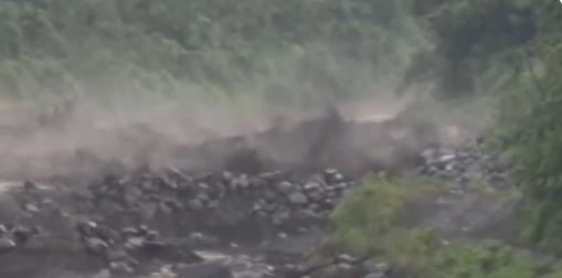 Lluvias provocan descenso de lahares en el Volcán de Fuego; autoridades llaman a extremar precauciones