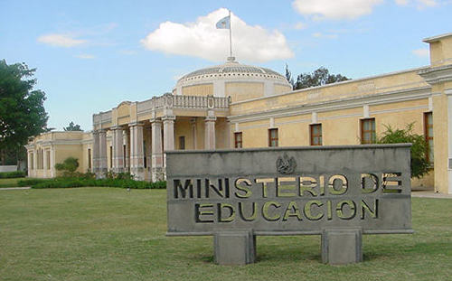 MINEDUC suspende clases en 43 centros educativos por actividad del Volcán de Fuego