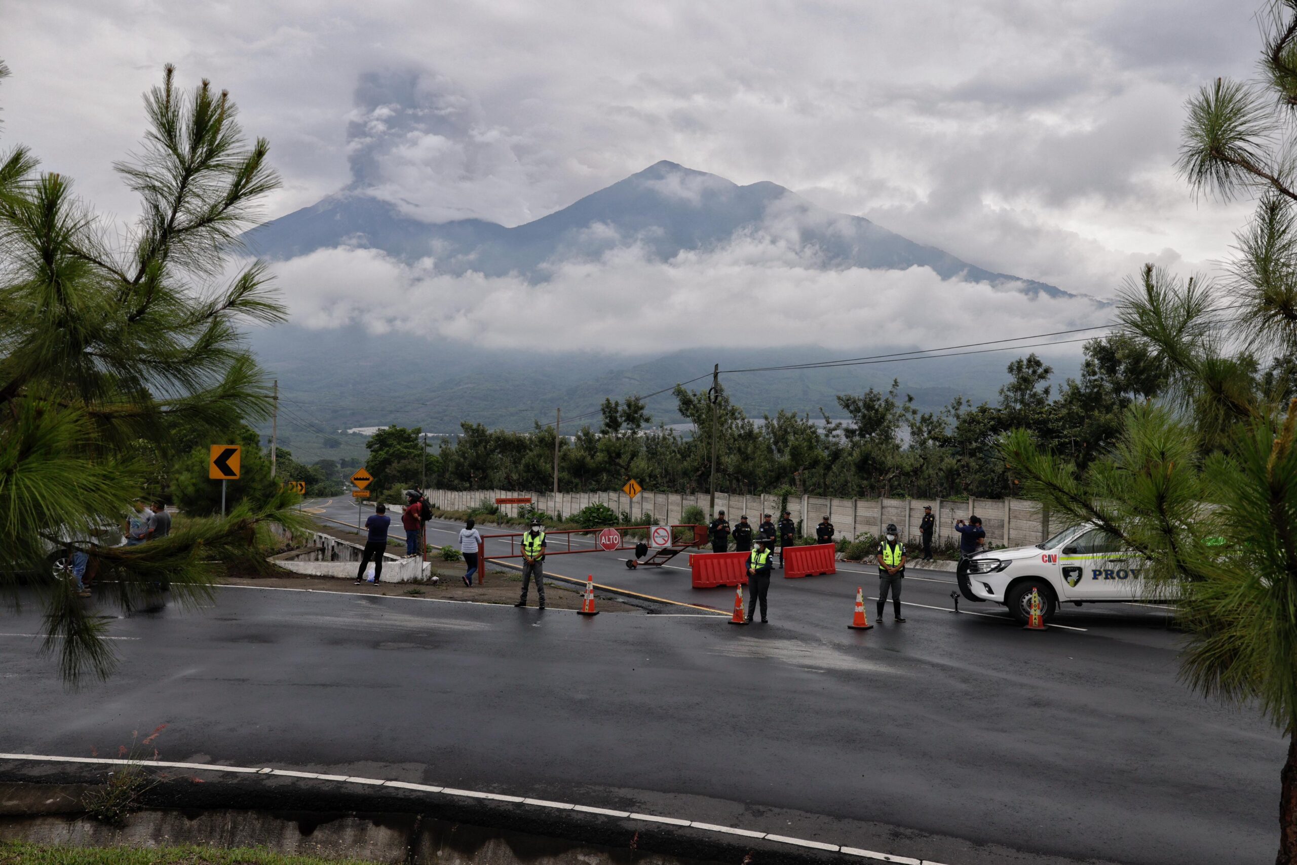 Cierran preventivamente la Ruta Nacional 14 por actividad del Volcán de Fuego