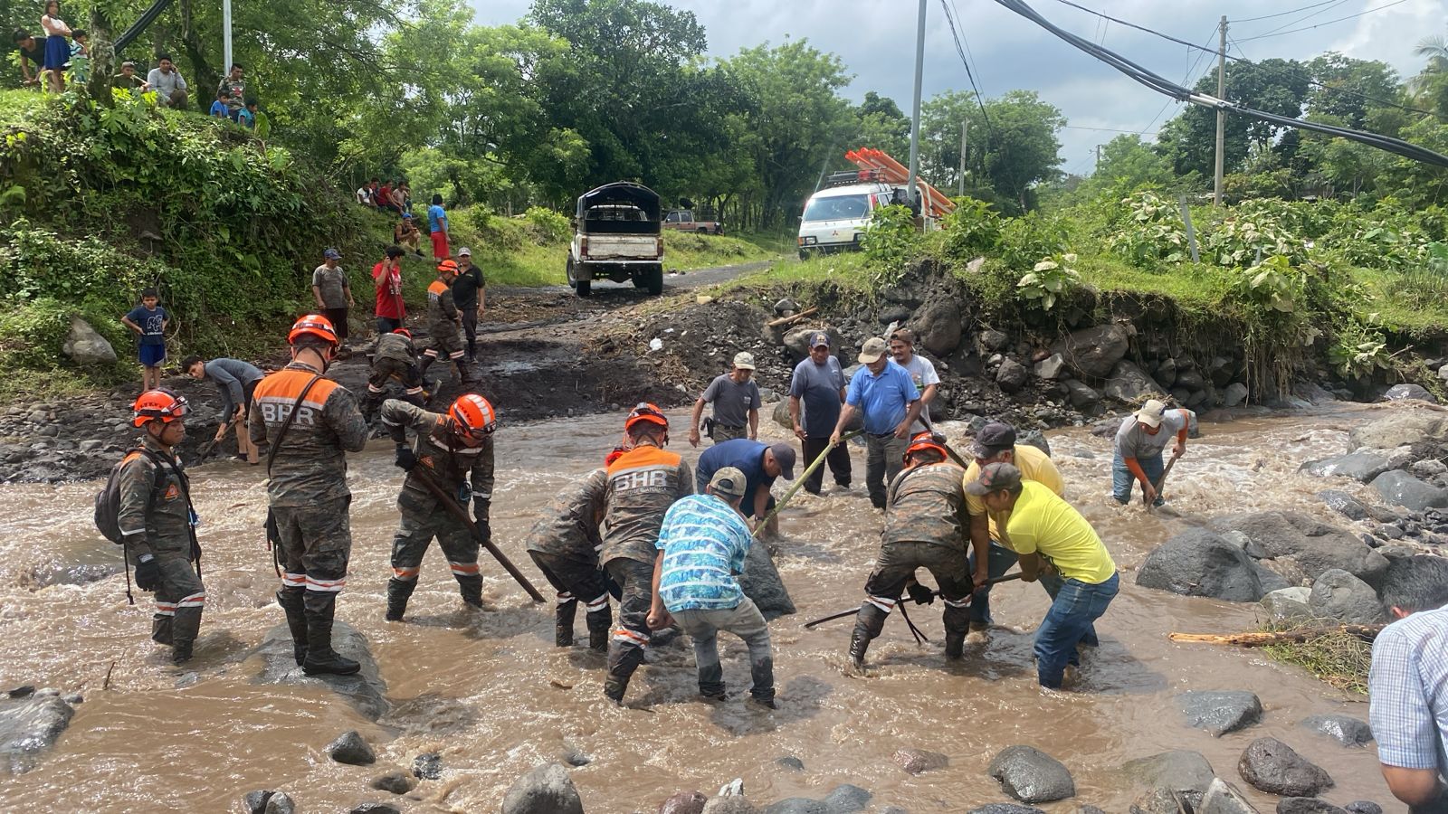 Vecinos de San Pedro Yepocapa colaboran con CONRED para habilitar paso en el río Gobernador tras actividad volcánica