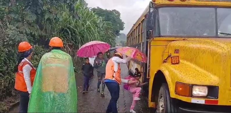 Evacuan a pobladores de Panimaché I, Chimaltenango, por actividad del Volcán de Fuego
