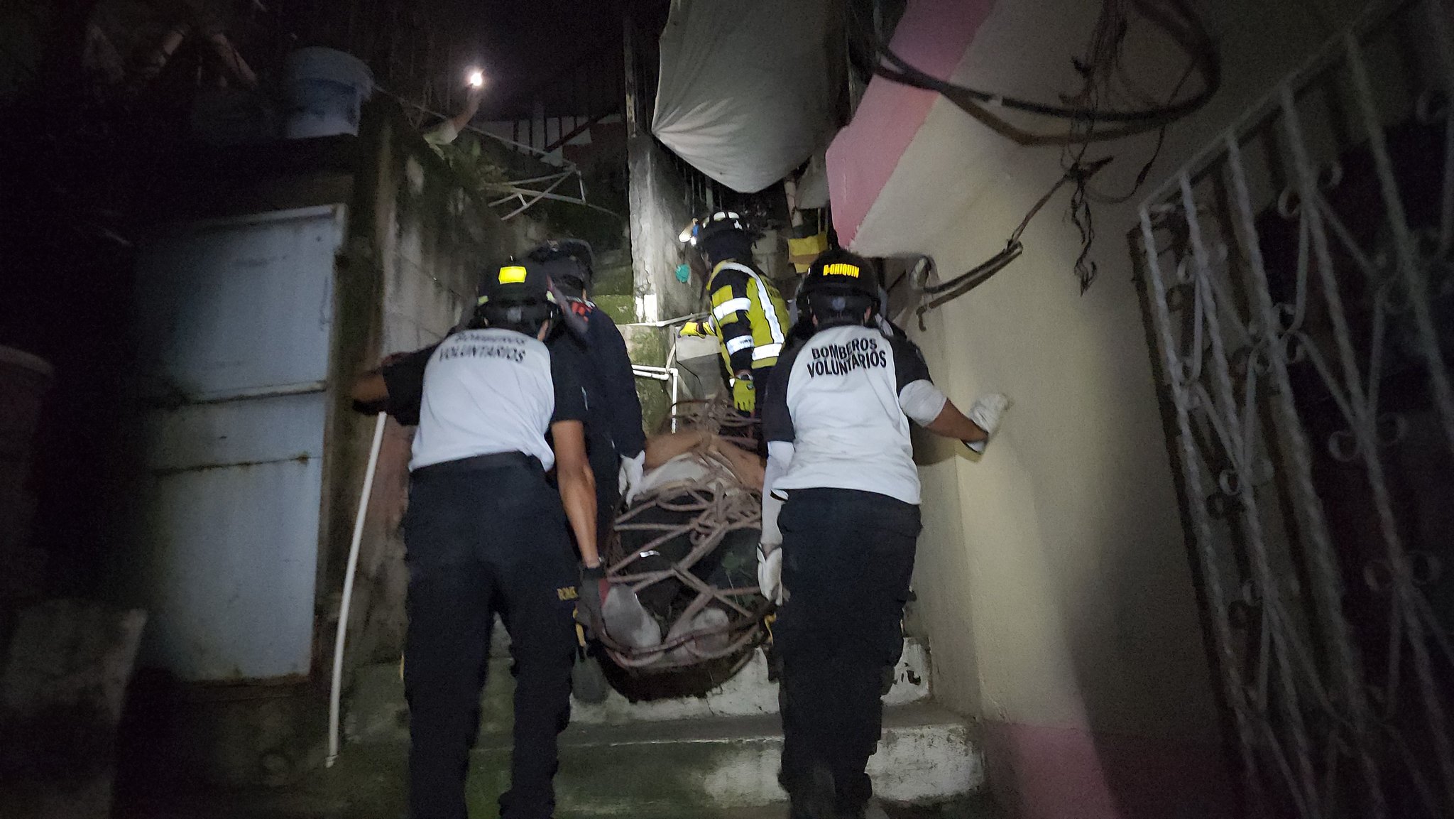 Rescatan a joven que cayó a barranco en colonia Montesano, zona 16