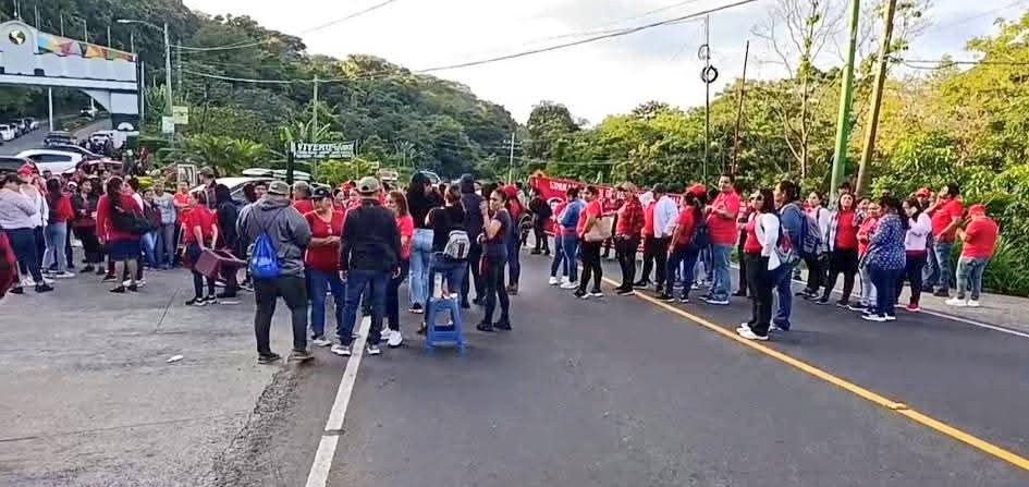 Trabajadores de Salud bloquean rutas en Santa Rosa y Petén para exigir aumento salarial